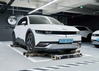 ROBOT parkir WIA memudahkan pemandu meletak kereta terutama di ruang sempit.-AGENSI