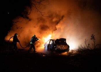 ANGGOTA bomba memadam api pada sebuah kereta akibat serangan dron di Kharkiv, Ukraine. – AFP