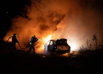 ANGGOTA bomba memadam api pada sebuah kereta akibat serangan dron di Kharkiv, Ukraine. – AFP