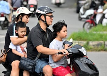 PASANGAN di Vietnam kini mempunyai hak untuk menentukan jumlah anak dan jarak masa antara kelahiran.- AFP