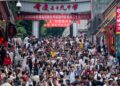 SEJUMLAH pelajar keluar dari pusat peperiksaan selepas selesai menjawab ujian bagi kemasukan ke universiti di Chongqing, China. 
– AFP