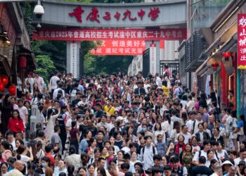 SEJUMLAH pelajar keluar dari pusat peperiksaan selepas selesai menjawab ujian bagi kemasukan ke universiti di Chongqing, China. 
– AFP
