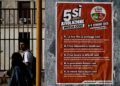 PENDUDUK berjalan melepasi poster kempen menyeru orang ramai untuk mengundi referendum kewarganegaraan di pusat bandar Rom, Itali.-AFP
