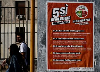 PENDUDUK berjalan melepasi poster kempen menyeru orang ramai untuk mengundi referendum kewarganegaraan di pusat bandar Rom, Itali.-AFP