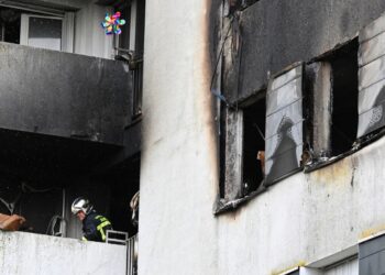 ANGGOTA bomba memeriksa blok pangsapuri 10 tingkat yang terbakar di Reims, ibu kota wilayah Champagne di Perancis.-AGENSI