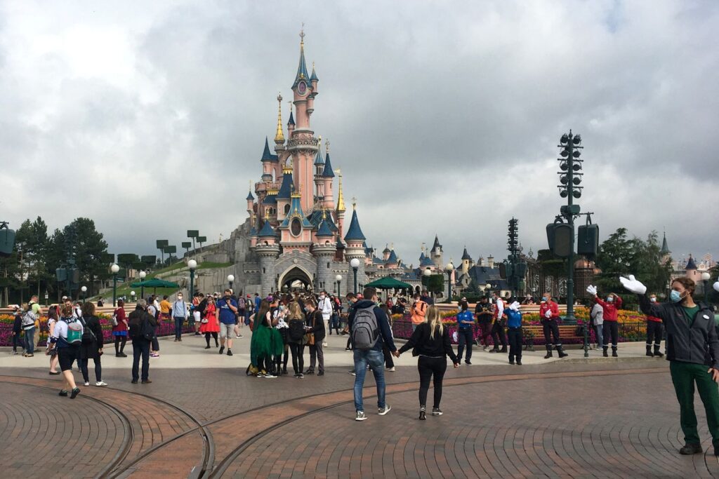 Lelaki Britain cuba kahwini budak 9 tahun di Disneyland Lelaki Britain cuba kahwini budak 9 tahun di Disneyland
