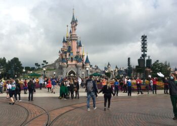 SEORANG lelaki ditahan pihak berkuasa Perancis selepas cuba mengahwini kanak-kanak berusia sembilan tahun di Disneyland Paris. – AFP