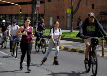 ORANG ramai melakukan aktiviti riadah seperti menunggang basikal dan joging di Bogota, Colombia. – AFP