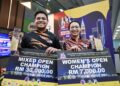 ATLET boling lelaki negara, Izz Naqiuddin Putera Islahuddin merangkul gelaran juara kategori Masters Terbuka manakala Atlet boling wanita negara, Nur Syazwani Sahar memenangi pemain wanita terbaik ketika Kejohanan Boling Terbuka Kuala Lumpur 2025 yang berlangsung di Sunway Megalanes, tahun lalu. - UTUSAN / M. FIRDAUS M. JOHARI