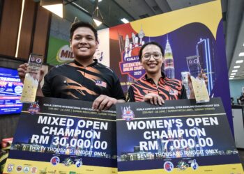 ATLET boling lelaki negara, Izz Naqiuddin Putera Islahuddin merangkul gelaran juara kategori Masters Terbuka manakala Atlet boling wanita negara, Nur Syazwani Sahar memenangi pemain wanita terbaik ketika Kejohanan Boling Terbuka Kuala Lumpur 2025 yang berlangsung di Sunway Megalanes, hari ini. / M. FIRDAUS M. JOHARI