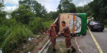 MOHD. Azizan Aziz (kanan) ketika melihat lokasi kemalangan membabitkan sebuah bas membawa penuntut UPSI Kilometer 53, Jalan Raya Timur Barat dekat Gerik, Perak baru-baru ini.