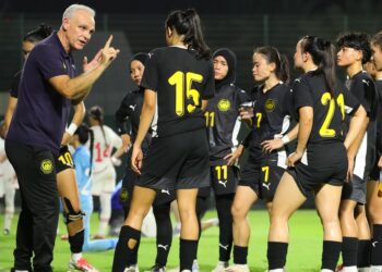 CORNELLI memberi arahan kepada pemain negara ketika berdepan Emiriah Arab Bersatu (UAE) dalam aksi persahabatan Tier 1, kelmarin.- IHSAN FAM