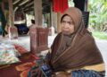 ZAINI Noh menunjukkan gambar kenangan yang dirakam bersama empat anaknya yang terkorban dalam nahas di Kilometer 7, Jalan Jerantut Feri-Maran, Pahang tengah malam tadi. - UTUSAN