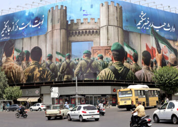 KENDERAAN melalui kawasan Dataran Enghelab berlatarkan sepanduk gergasi pasukan ketenteraan di Teheran, Iran.-AFP