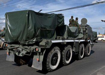 TENTERA Kemboja mengawal pelancar roket berganda jenis BM-21 Grad yang dipandu di sepanjang jalan di Phnom Penh, Kemboja. – AFP