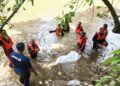 ANGGOTA bomba berusaha membawa naik mayat seorang lelaki selepas dijumpai tersangkut di ranting dahan kayu di Sungai Aring 2, Felda Aring 2, Gua Musang, Kelantan. -  IHSAN BOMBA