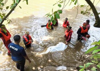 ANGGOTA bomba berusaha membawa naik mayat seorang lelaki selepas dijumpai tersangkut di ranting dahan kayu di Sungai Aring 2, Felda Aring 2, Gua Musang, Kelantan. -  IHSAN BOMBA