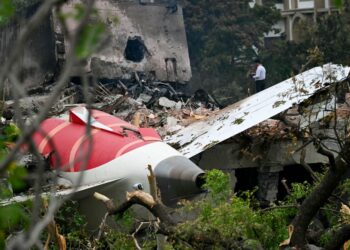 SERPIHAN pesawat Air India 171 selepas terhempas di kawasan perumahan berhampiran lapangan terbang di Ahmedabad, semalam. – AFP