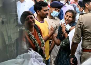 SUASANA pilu menyelubungi kawasan bilik mayat hospital di Ahmedabad, dengan ahli keluarga mangsa berkumpul untuk menyerahkan sampel DNA bagi proses pengecaman mangsa nahas pesawat Air India 171.- AFP