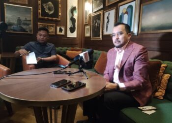 ASYRAF Wajdi Dusuki ketika ditemui di London, United Kingdom semalam.-UTUSAN/BADRUL HAFIZAN MAT ISA