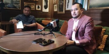 ASYRAF Wajdi Dusuki ketika ditemui di London, United Kingdom semalam.-UTUSAN/BADRUL HAFIZAN MAT ISA