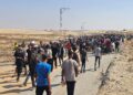 Palestin berjalan beramai-ramai menuju ke pusat agihan bantuan di Rafah, di selatan Semenanjung 
Gaza. – AFP