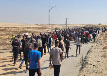 Palestin berjalan beramai-ramai menuju ke pusat agihan bantuan di Rafah, di selatan Semenanjung 
Gaza. – AFP