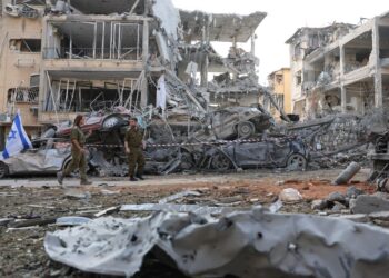 TENTERA Israel memeriksa tapak yang terkena peluru berpandu dari Iran di bandar Ramat Gan berhampiran Tel Aviv, semalam.- AFP