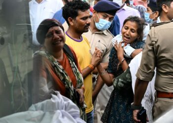SUASANA pilu menyelubungi kawasan bilik mayat hospital di Ahmedabad, dengan ahli keluarga mangsa berkumpul untuk menyerahkan sampel DNA bagi proses pengecaman mangsa nahas pesawat Air India 171.- AFP
