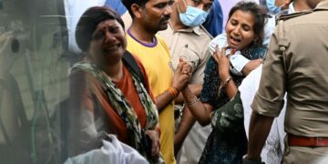SUASANA pilu menyelubungi kawasan bilik mayat hospital di Ahmedabad, dengan ahli keluarga mangsa berkumpul untuk menyerahkan sampel DNA bagi proses pengecaman mangsa nahas pesawat Air India 171.- AFP
