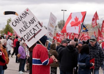PENUNJUK perasaan daripada kesatuan sekerja Kanada, Unifor, berhimpun bagi membantah kesan perang perdagangan yang dicetuskan Donald Trump di Riverfront Festival Plaza di Windsor, Ontario, Kanada, pada 26 April lalu.- AFP