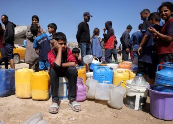 PENDUDUK Palestin berkumpul untuk mendapatkan bekalan air bersih di kem perlindungan di Bandar Gaza, pada 20 Mei lepas.- AFP