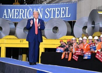 PRESIDEN AS, Donald Trump tiba untuk berucap semasa perhimpunan di US Steel-Irvin Works di West Mifflin, Pennsylvania, Jumaat lepas.- AFP