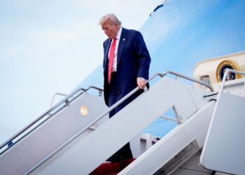 DONALD Trump turun dari pesawat selepas menghadiri Sidang Kemuncak NATO di Maryland, Amerika Syarikat. – AFP