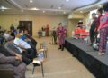 ABU Bakar Hamzah (duduk, dua dari kiri) menyaksikan gimik persembahan disampaikan bersempena penganjuran teater Madu Tiga Madu di Auditorium JKKN Perlis pada 27-29 Jun ini. -UTUSAN/IZLIZAN OTHMAN