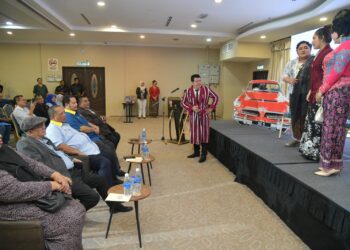 ABU Bakar Hamzah (duduk, dua dari kiri) menyaksikan gimik persembahan disampaikan bersempena penganjuran teater Madu Tiga Madu di Auditorium JKKN Perlis pada 27-29 Jun ini. -UTUSAN/IZLIZAN OTHMAN