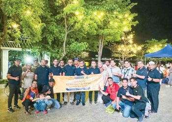 para peserta dan urus setia Program Kembara Korban Komboja 2025 Bank Rakyat merakam kenangan selepas menaiki feri menyusuri Sungai Tonle Sap dan Sungai Mekong di Phnom Penh, baru-baru ini.
