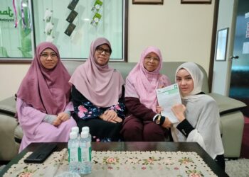 Nur Fathiah Syazwana Shaharuddin atau Cleopatra (kanan) menyerahkan borang keahlian PAS di Pejabat Dewan Muslimat PAS Pusat. IHSAN DEWAN MUSLIMAT PAS MALAYSIA