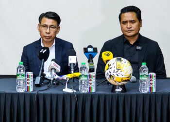 TAN Cheng Hoe bersama Nafuzi Zain dalam sidang akhbar di FAM, semalam.- IHSAN MALAYSIA NT