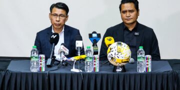 NAFUZI (kanan) dalam sidang akhbar di FAM, kelmarin.- IHSAN MALAYSIA NT