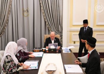 Yang di-Pertuan Agong, Sultan Ibrahim, hari ini dipersembahkan taklimat pencapaian serta agenda Reformasi Undang-Undang dan Laporan Ketua Audit Negara.-FACEBOOK SULTAN IBRAHIM SULTAN ISKANDAR