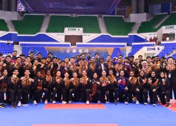 BARISAN atlet dan kejurulatihan ketika Kejohanan Karate Asia Tenggara(SEAKF) ke-21 di Brunei Darussalam