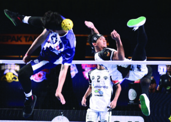 APIT Terengganu Turtles, Khairol Zaman Hamr Akhbar melakukan libasan ketika berdepan Johor Tigris dalam perlawanan klasifikasi tempat kelima-kelapan dalam saingan STL2025 GP Terengganu di Stadium Tertutup Gong Badak, semalam.-IHSAN PSM.