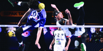 APIT Terengganu Turtles, Khairol Zaman Hamr Akhbar melakukan libasan ketika berdepan Johor Tigris dalam perlawanan klasifikasi tempat kelima-kelapan dalam saingan STL2025 GP Terengganu di Stadium Tertutup Gong Badak, semalam.-IHSAN PSM.