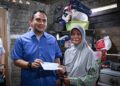 AHMAD Farhan Fauzi mewakili Anwar Ibrahim menyampaikan sumbangan kepada ibu tunggal yang menghidap kanser usus. FACEBOOK ANWAR IBRAHIM