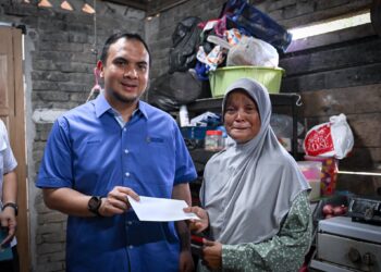 AHMAD Farhan Fauzi mewakili Anwar Ibrahim menyampaikan sumbangan kepada ibu tunggal yang menghidap kanser usus. FACEBOOK ANWAR IBRAHIM