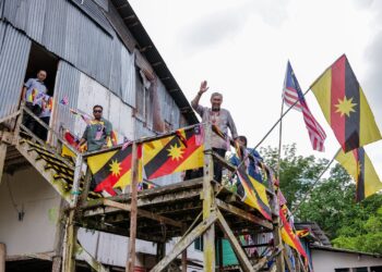 AHMAD Zahid ketika melawat projek penaiktarafan laluan sepanjang 19.9 kilometer (km) dari Kampung Kupang ke Simpang Jalan Bajau di Saratok, Sarawak.