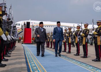 ANWAR Ibrahim semasa lawatan kerja singkat ke Jakarta hari ini. - PEJABAT PERDANA MENTERI/FATH RIZAL