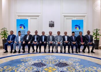 ANWAR Ibrahim mempengerusikan mesyuarat majlis pembangunan Wilayah Ekonomi Pantai Timur di Putrajaya. - PEJABAT PERDANA MENTERI/FATH RIZAL
