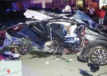 KEADAAN Perodua Bezza yang remuk dalam kemalangan di Kilometer 7, Jalan Jerantut-Maran berdekatan Jerantut Feri di Jerantut, Pahang. 
– IHSAN JBPM PAHANG